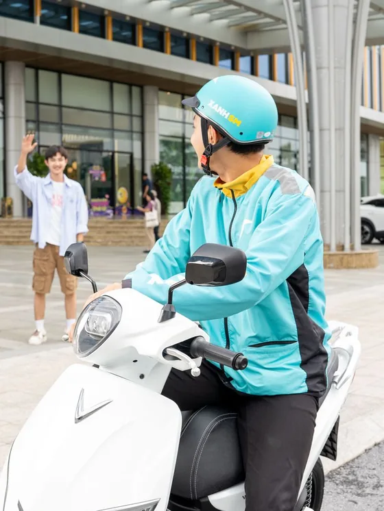 Tài xế Xanh SM đón khách trên xe máy điện VinFast